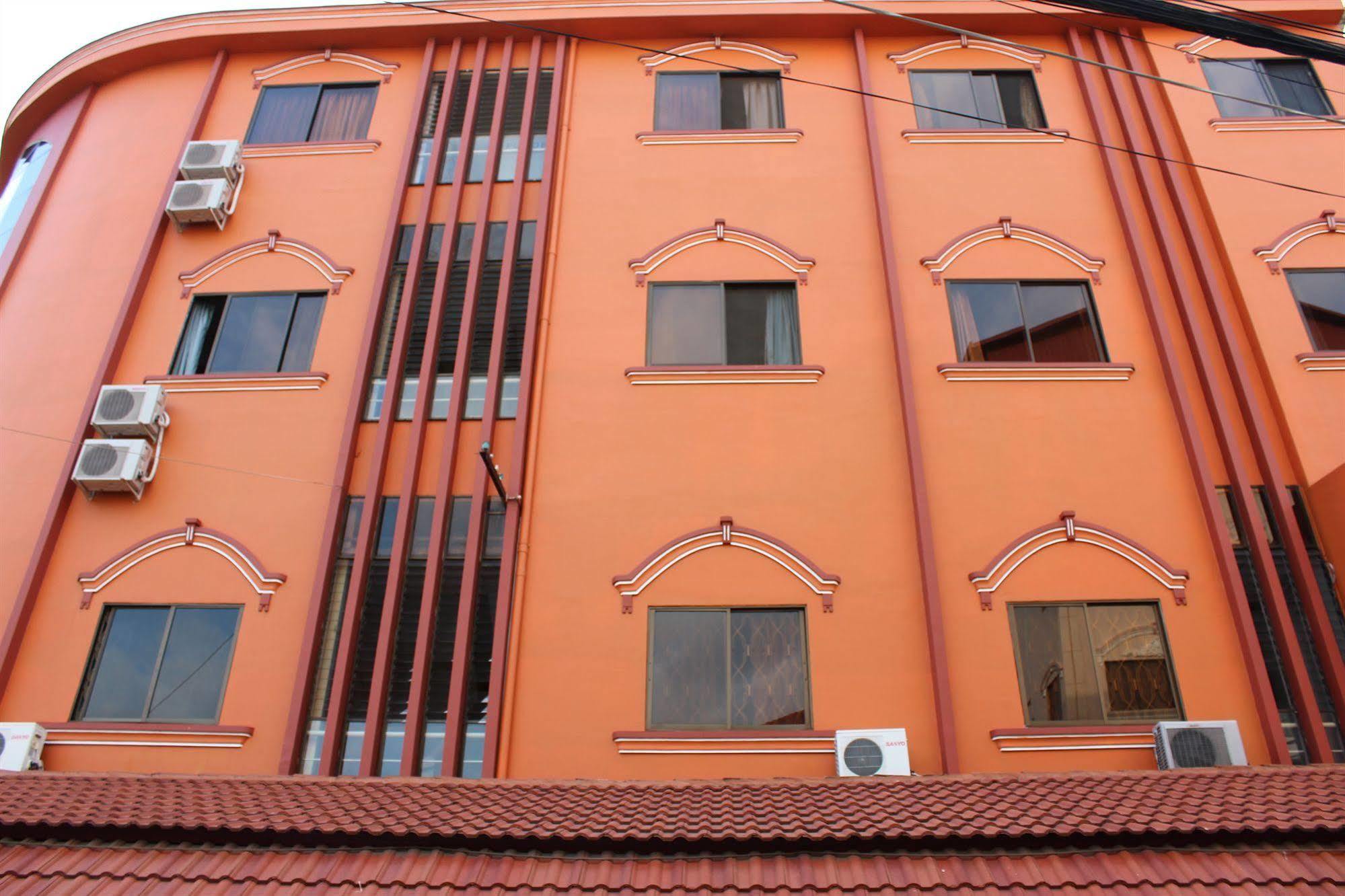 Lucky 1 Guesthouse Phnom Penh Exterior photo