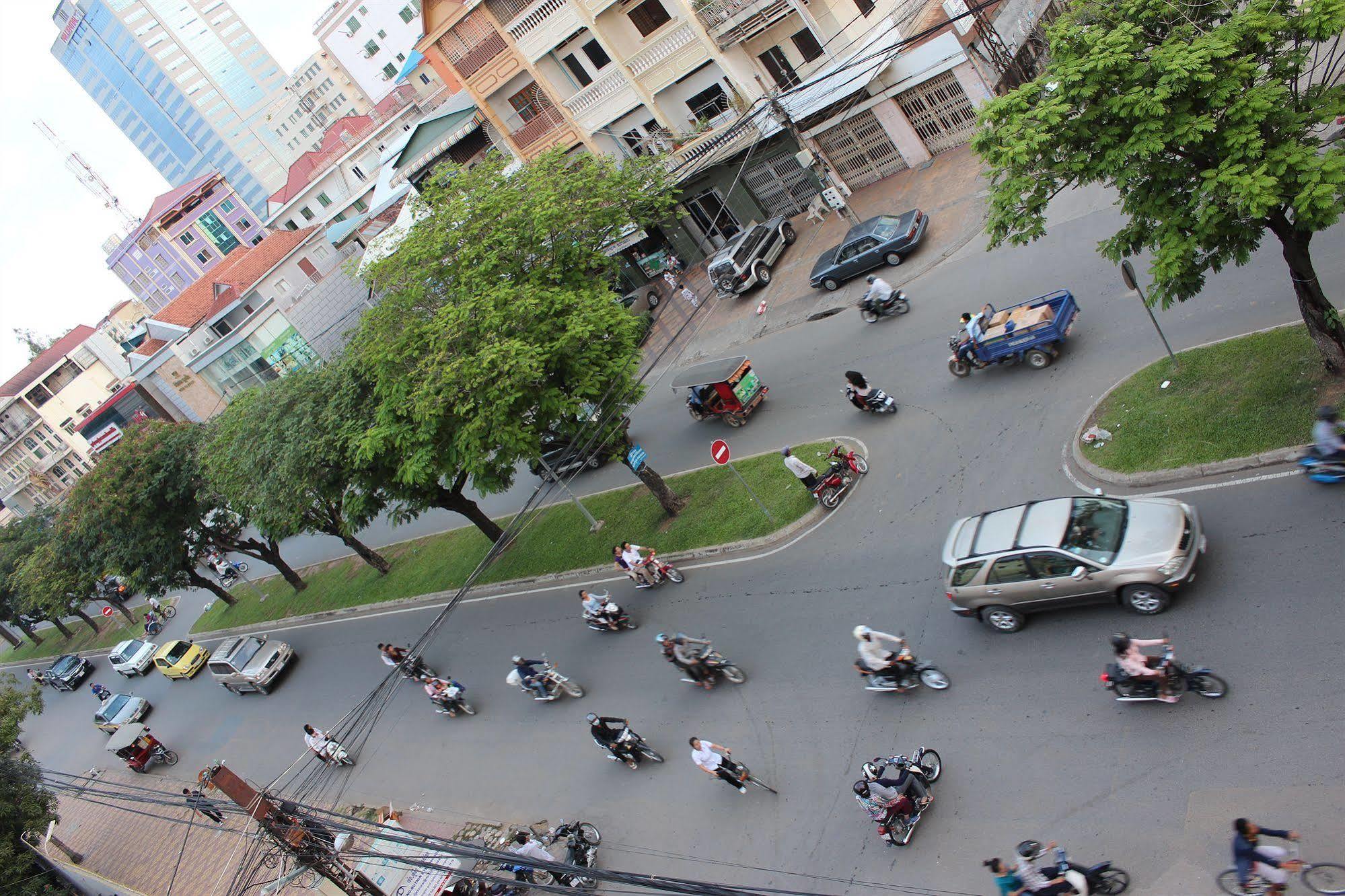 Lucky 1 Guesthouse Phnom Penh Exterior photo