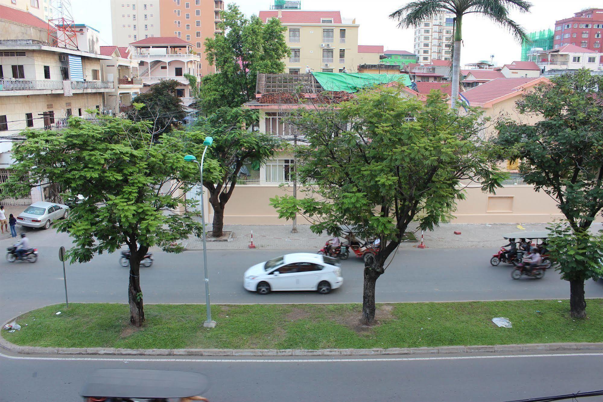 Lucky 1 Guesthouse Phnom Penh Exterior photo